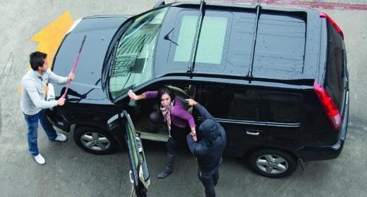 Portonazo: víctima frente al auto durante un asalto